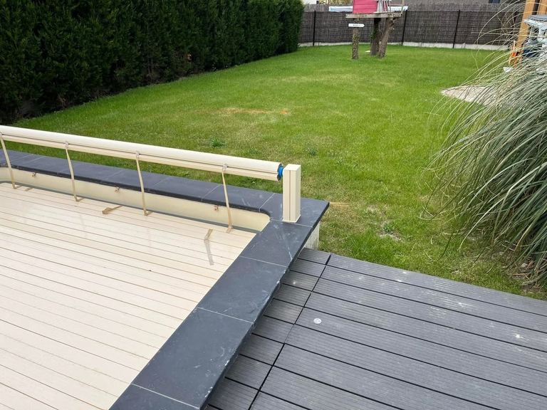 Terrasse composite et pelouse autour d’un bassin